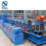 Macchina per la formatura di rotoli di guardrail autostradale